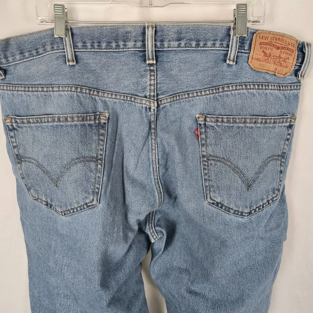 Levi's 550 Jeans Men's 42 x 31 (tag 42 x 32) Blue Light Wash Relaxed Fit Cotton
